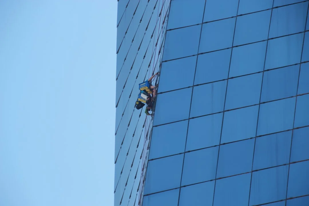 brand-01 Une personne en tenue EPI complète, debout à l’intérieur, mettant l’accent sur la désinfection pendant la COVID-19.